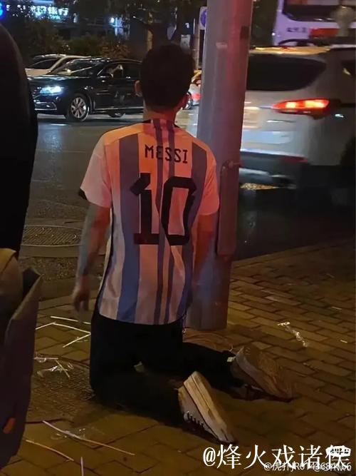 ANI:梅西在印度见面会出场10分钟后就离场,球迷表达其不满 ANI:梅西在印度见面会出场10分钟后就离场,球迷表达其不满